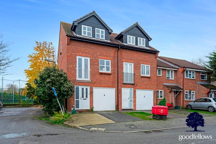 3 Bedroom End Of Terrace House To Rent In Lavender Avenue, Mitcham, Surrey, CR4