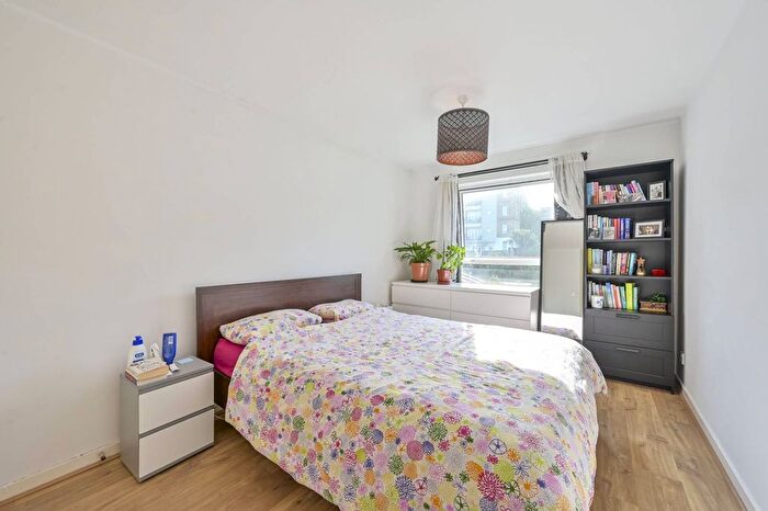 1 Bedroom Flat For Sale In Nantes Close, St John's Hill, London, SW18