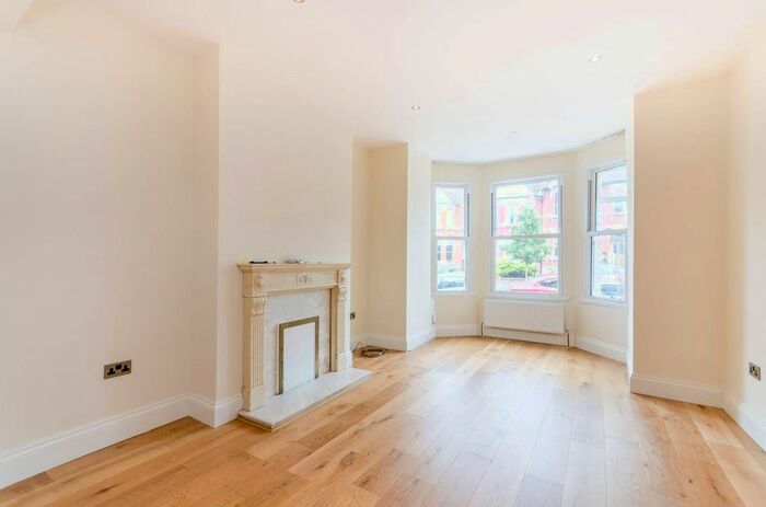 4 Bedroom Terraced House To Rent In Bosworth Road, Bounds Green, London, N11