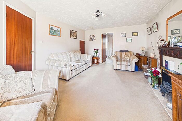 3 Bedroom Semi-detached House For Sale In Bramble Way, Wymondham, NR18