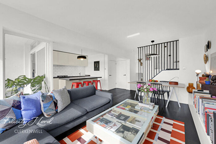 3 Bedroom Apartment For Sale In Bath Street, London, EC1V - Photo 2