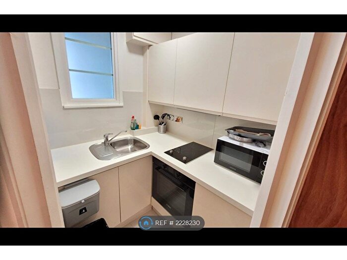 1 Bedroom Flat To Rent In Kings Court, London, W6
