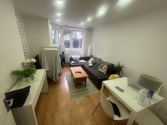 3 Bedroom Flat To Rent In Dickens Estate, London, SE1