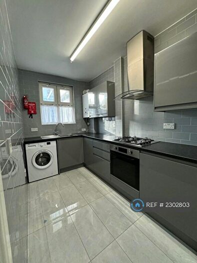 3 Bedroom Flat To Rent In Nestor House, London, E2