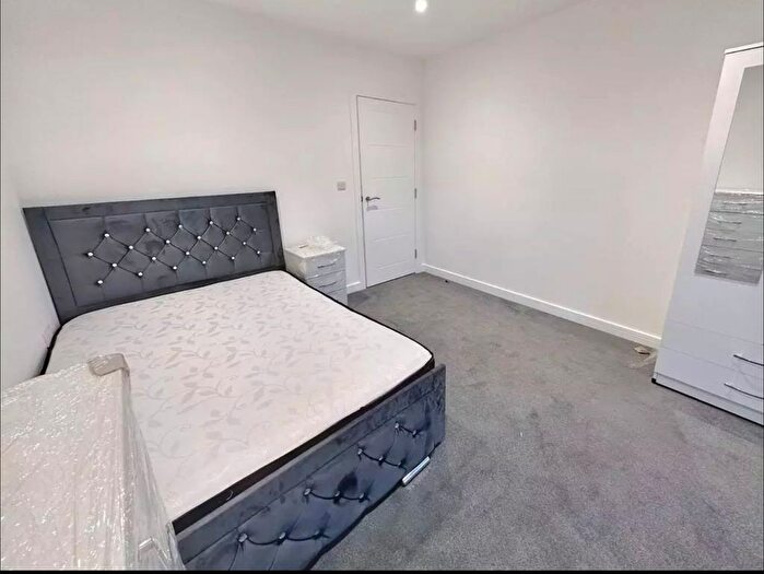 2 Bedroom Flat To Rent In West Wycombe Road, High Wycombe, HP12