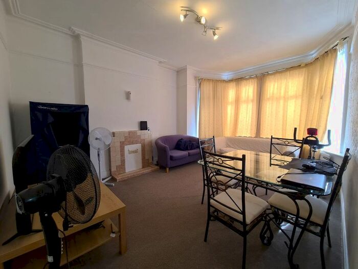 2 Bedroom Flat To Rent In Princes Avenue, London, N3