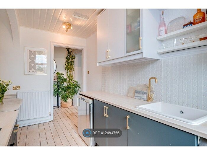 1 Bedroom Flat To Rent In Netherleigh Flats, Leeds, LS8