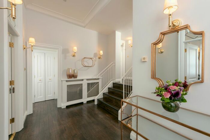 3 Bedroom Flat To Rent In Prince Of Wales Terrace, Kensington, London, W8