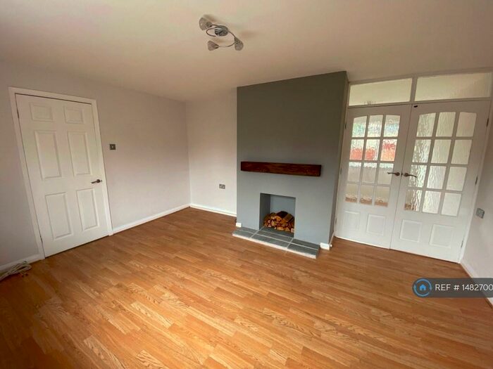 3 Bedroom Semi-Detached House To Rent In Springbank Close, Barnsley, S71