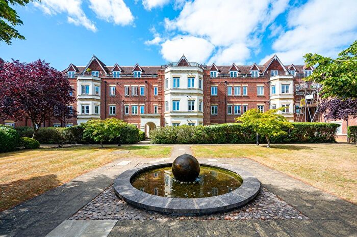 2 Bedroom Flat For Sale In The Cloisters, Guildford, GU1