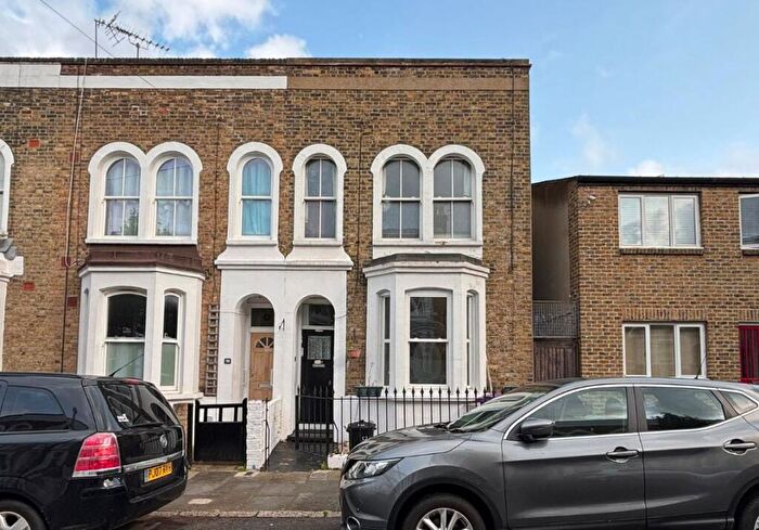 1 Bedroom Flat For Sale In Ground Floor Flat, Strahan Road, Bow, London, E3