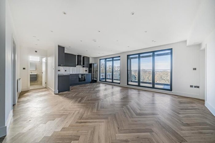 3 Bedroom Flat To Rent In Weybridge, Surrey, KT13