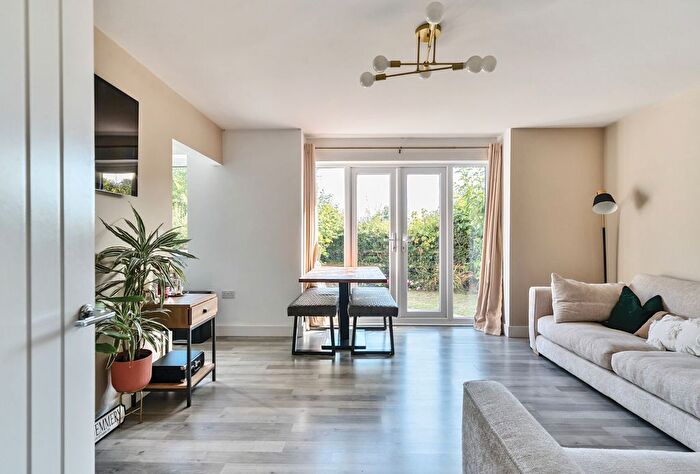 2 Bedroom Flat For Sale In Westleigh Close, Yate, Bristol, Gloucestershire, BS37