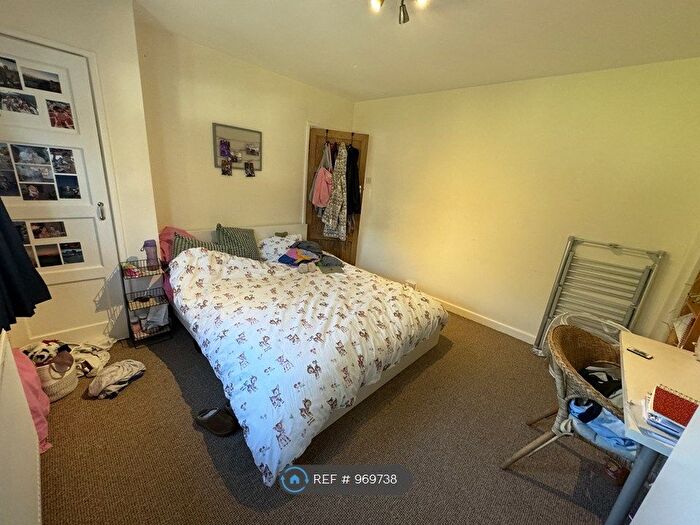 5 Bedroom Semi-Detached House To Rent In Pennings Avenue, Guildford, GU2