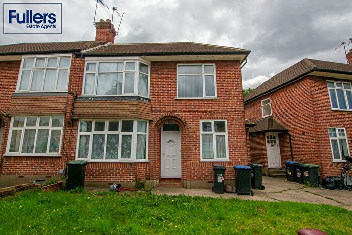 2 Bedroom Maisonette For Sale In Inverness Avenue, Enfield, EN1