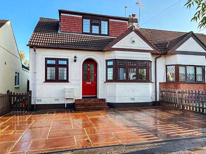 3 Bedroom Bungalow For Sale In Percival Road, Hornchurch, RM11
