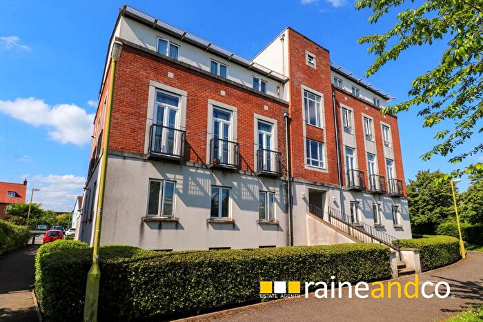 3 Bedroom Flat To Rent In Mosquito Way, Hatfield, AL10