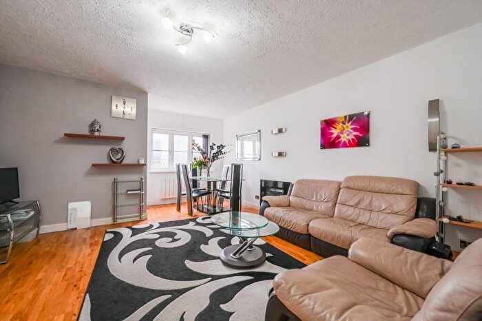 2 Bedroom Flat To Rent In Wheat Sheaf Close, Docklands, London, E14