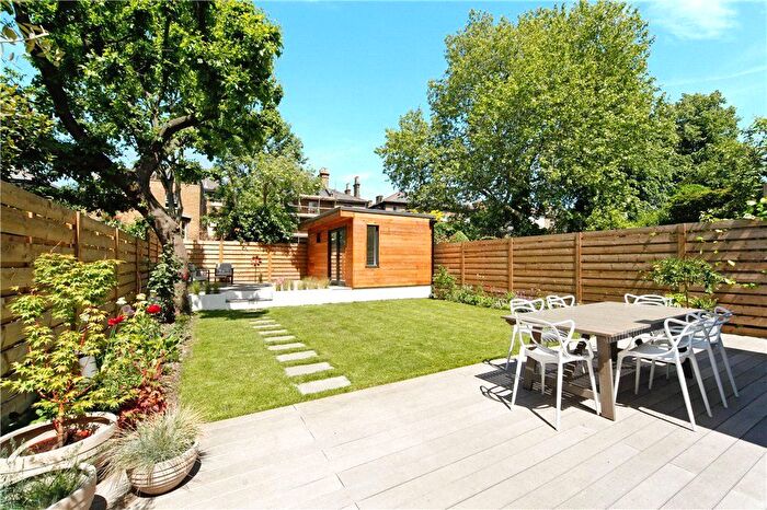 2 Bedroom Flat To Rent In Kirkstall Road, London, SW2