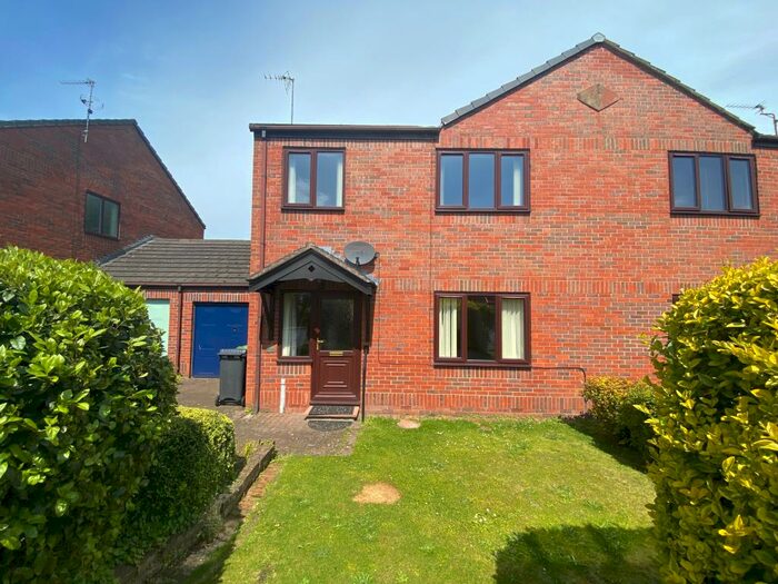 3 Bedroom Semi-Detached House To Rent In Crawpark, Brampton, CA8
