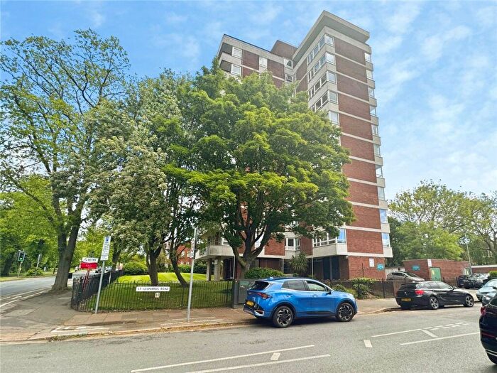 2 Bedroom Flat For Sale In Victoria Park Road, Clarendon Park, Leicester, LE2