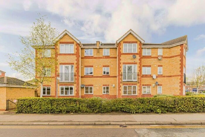 2 Bedroom Flat To Rent In Winery Lane, Kingston Upon Thames, KT1