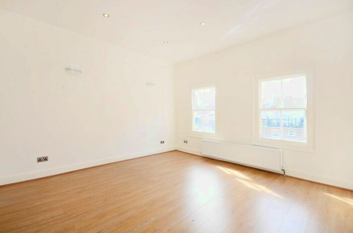 3 Bedroom Flat To Rent In Queens Gate, South Kensington, London, SW7