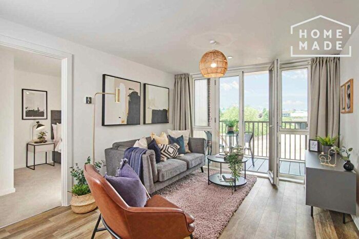 2 Bedroom Flat To Rent In The Headline, LS1