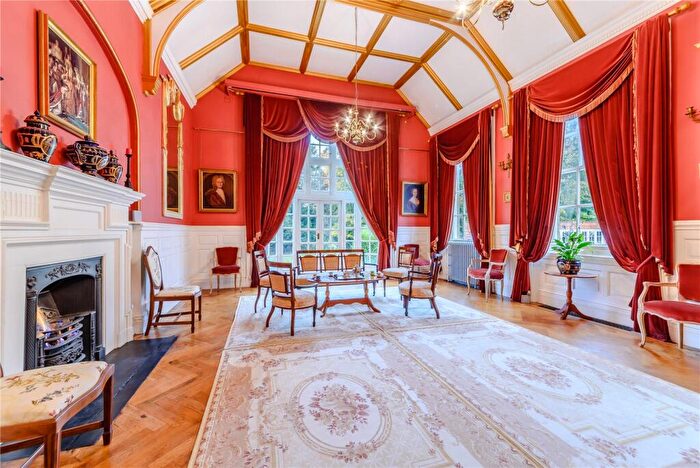 8 Bedroom Semi-Detached House For Sale In Bath Road, Kiln Green, Berkshire, RG10