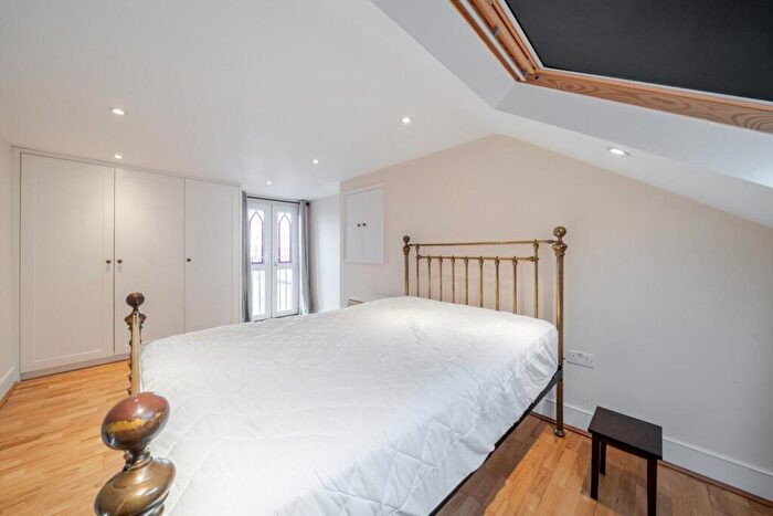 4 Bedroom House To Rent In Salcott Road, Battersea, London, SW11