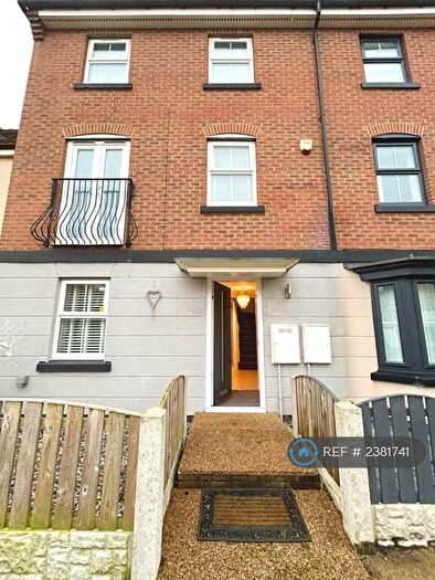 4 Bedroom Terraced House To Rent In Blenkinsop Way, Leeds, LS10