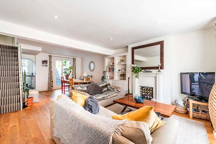 3 Bedroom Flat To Rent In Auckland Road London, SW11