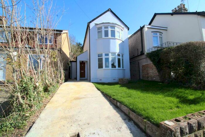 3 Bedroom Detached House To Rent In Quakers Lane, Potters Bar, EN6