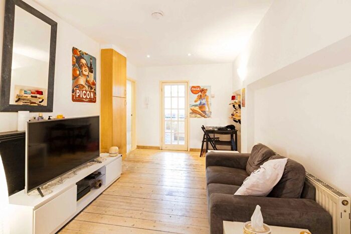 Studio To Rent In Vauxhall Bridge Road, London, SW1V