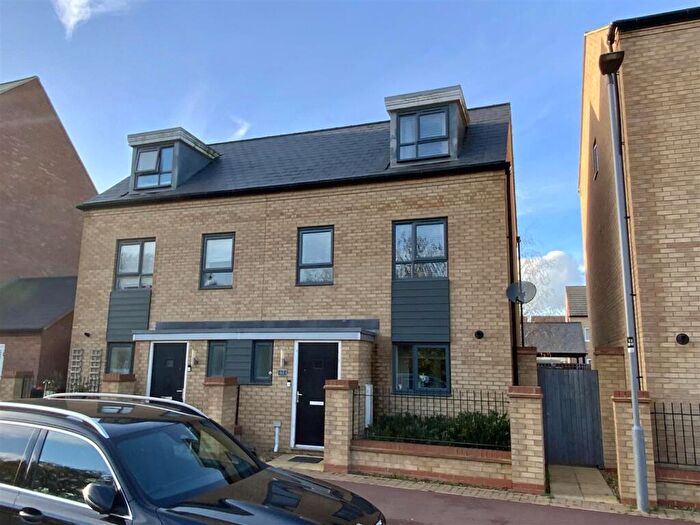 3 Bedroom Town House For Sale In Barrosa Way, Whitehouse, Milton Keynes, MK8
