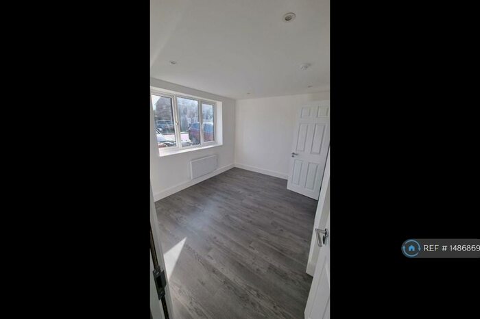 Studio To Rent In Ashwood Road, Potters Bar, EN6