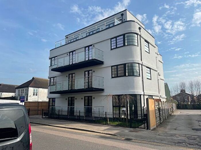 3 Bedroom Flat For Sale In Hollyfield Road, Surbiton, KT5