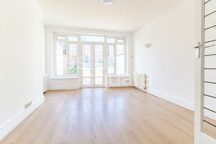 3 Bedroom Semi-Detached House To Rent In Green Walk, London, NW4