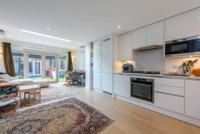 3 Bedroom End Of Terrace House For Sale In Swaledale Close, Friern Barnet, London, N11