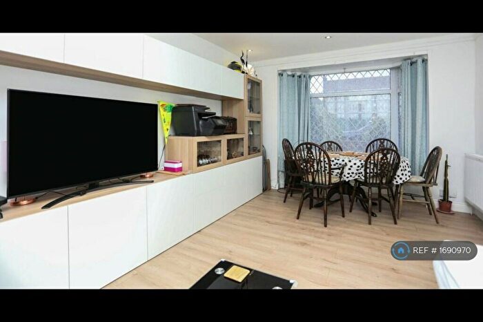 4 Bedroom Semi-Detached House To Rent In Winchcomb Gardens, London, SE9