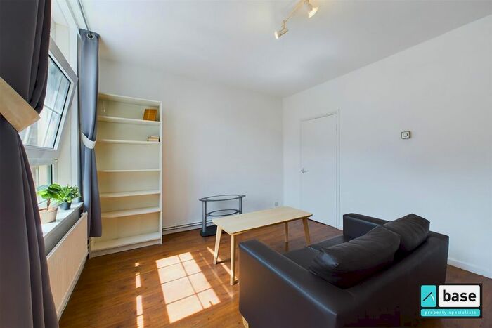 3 Bedroom Flat To Rent In Lever Street, London, EC1V