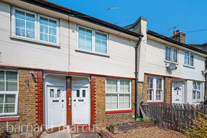 2 Bedroom Cottage For Sale In Blakenham Road, London, SW17