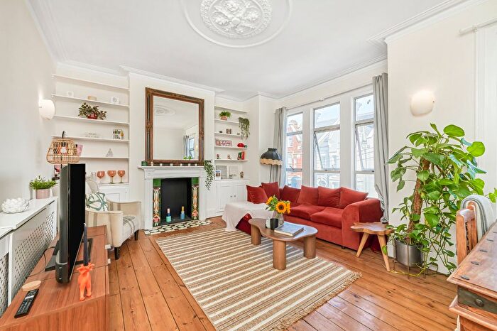 2 Bedroom Flat To Rent In Edgeley Road, Clapham, London, SW4