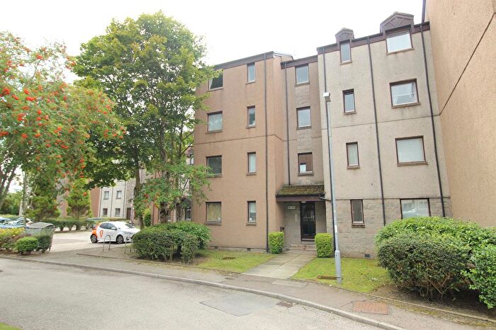 1 Bedroom Flat To Rent In Headland Court, Top Floor, AB10
