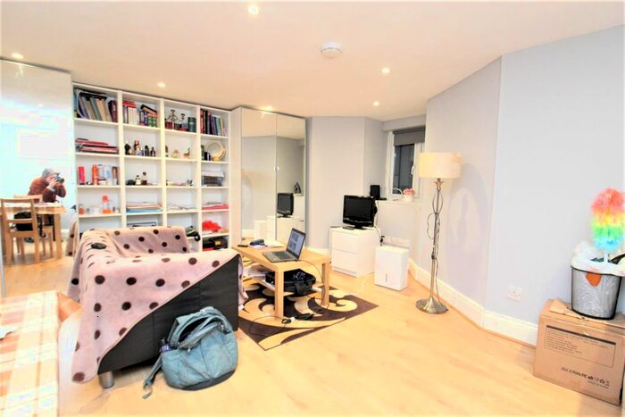 Studio To Rent In Cranbrook Park, London, N22