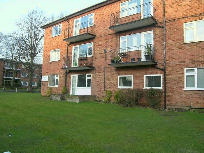 3 Bedroom Flat To Rent In Penn Road, Beaconsfield HP9