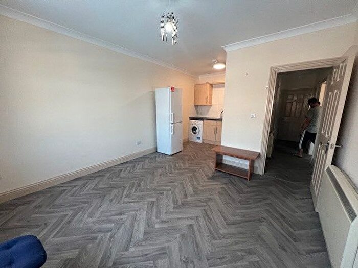 1 Bedroom Flat To Rent In - Aldborough Road South, Ilford, Ilford, Essex, IG3
