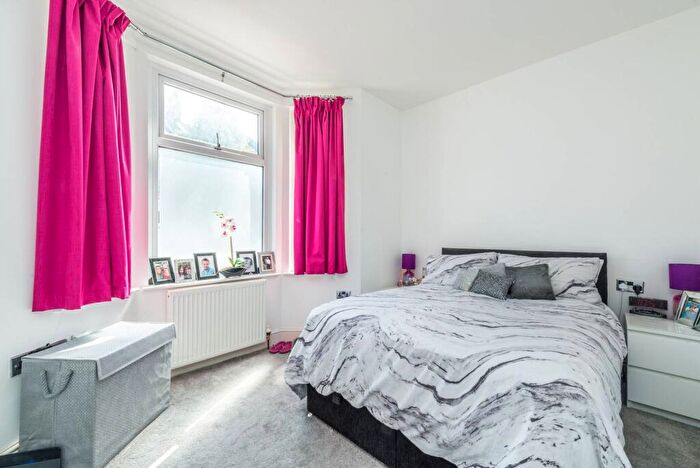 2 Bedroom Flat To Rent In Burns Road, Harlesden, London, NW10