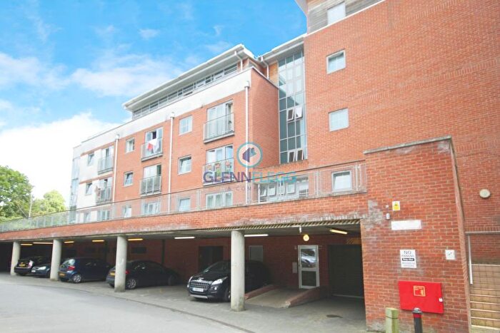 2 Bedroom Flat To Rent In Windmill Road, Slough, SL1