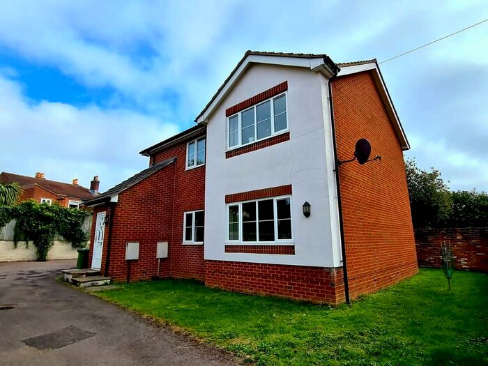 2 Bedroom Ground Maisonette To Rent In Richmond Road - Silver, Southampton, SO15